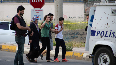 Conmoción tras el ataque de un coche bomba contra un vehículo policial en Diyarbaki, Turquía. REUTERS / Sertac Kayar