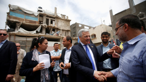 El ministro belga de Asuntos Exteriores , Didier Reynders, da la mano a un palestino cuya casa fue destruida durante la guerra de Gaza de 2014. REUTERS / Mohammed Salem