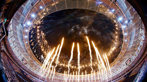 Fuegos artificiales explotan durante la ceremonia de inauguración de los Juegos Europeps en Baku, Azerbaiyán.- KAI PFAFFENBACH (REUTERS)