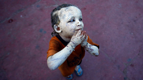 Una niña con su cuerpo cubierto de tierra de Fuller, en un mercado en el casco antiguo de Delhi.- ANINDITO MUKHERJEE (REUTERS)