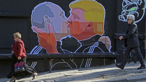 Un mural representa al candidato a la presidencia de EEUU Donald Trump besando al presidente ruso Vladimir Putin.Petras Malukas / AFP