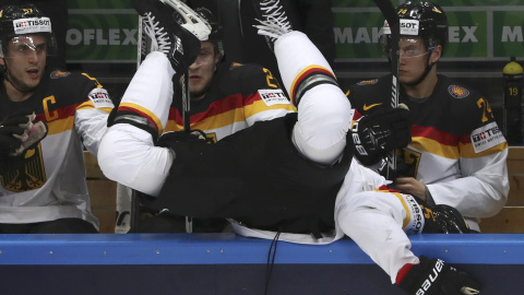 Un jugador alemán de hockey sale de la pista tras un forcejeo con un jugador ruso. Partido de cuartos de final de la Copa del Mundo de Hockey sobre hielo. REUTERS/Grigory Dukor