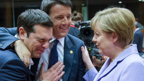 Tsipras, Renzi y Merke, durante la cumbre de líderes de la UE, en Bruselas.- YVES HERMAN (REUTERS)