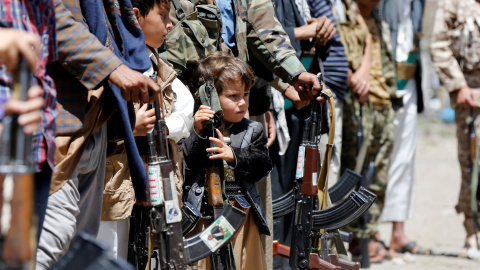 Un niño asiste a una reunión celebrada por miembros de tribus leales al movimiento Houthi para mostrar su apoyo a éste.Sanaa, Yemen. REUTERS/Khaled Abdullah