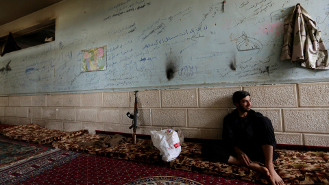 Un combatiente rebelde de Jaysh al- Sunna, que opera bajo una coalición de grupos rebeldes llamado Jaish al - Fatah o el ejército de conquista, descansa en el pueblo de Al-Aziziya, en el sur campo Alepo, Siria. REUTERS/Khalil Ashawi