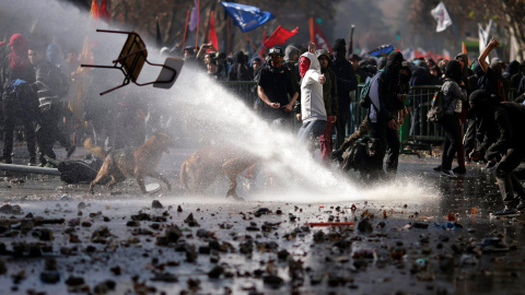 Los manifestantes lanzan una silla contra la policía durante una protesta para exigir cambios en el sistema educativo de Chile en Santiago.- UESLEI MARCELINO (REUTERS)