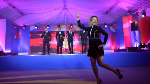 La portavoz del Ministerio de Asuntos Exteriores ruso Maria Zakharova baila durante la recepción en honor de los jefes de las delegaciones en la cumbre Rusia-ASEAN En Sochi, Rusia. REUTERS