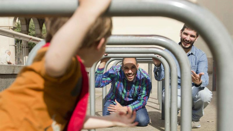 El deseo de Mario (d) y Sergio (i) por traer un hijo al mundo mediante la gestación subrogada, una práctica ilegal en España, les llevó a viajar a Estados Unidos, donde se permite contratar a una gestante, en una "experiencia especial" reco