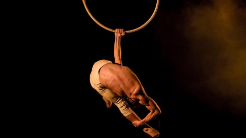 El ruso, Alexey Ishmaev, realiza una acrobacia durante el campeonato de trapecistas aéreos de Estados Unidos que se celebra en Nueva York. EFE/Alba Vigaray