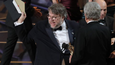 El director mexicano Guillermo del Toro muestra la tarjeta con el premio a la mejor película para 'La forma del agua', en la gala de los Oscar, recibido de manos del actor Warren Beaty. REUTERS/Lucas Jackson El director mexicano Guillermo del Toro muestra la tarjeta con el premio a la mejor película para 'La forma del agua', en la gala de los Oscar, recibido de manos del actor Warren Beaty. REUTERS/Lucas Jackson