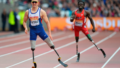 El británico Richard Whitehead gana el evento de 200m T42 en los Anniversary paralympic games en el estadio Queen Elizabeth Olympic Park. en Stratfor, Londres.- GLYN KIRK (AFP)