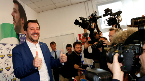 Matteo Salvini, de la Liga Norte, posa para los fotógrafos durante su rueda de prensa en Milán. /REUTERS Matteo Salvini, de la Liga Norte, posa para los fotógrafos durante su rueda de prensa en Milán. /REUTERS