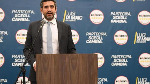 Riccardo Fraccaro, del Movimiento 5 Estrellas, se dirige a los periodistas tras las elecciones en Italia. /EFE Riccardo Fraccaro, del Movimiento 5 Estrellas, se dirige a los periodistas tras las elecciones en Italia. /EFE