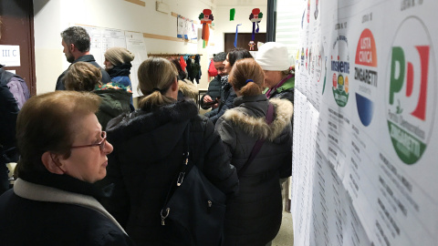 Una mujer observa la lista de partidos en un colegio electoral en Roma. /REUTERS Una mujer observa la lista de partidos en un colegio electoral en Roma. /REUTERS