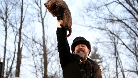 AJ Dereume, uno de los responsables del club de la marmota de Punxsutawney, Pensilvania, sostiene a la marmota Phil a 02 de febrero de 2023 AJ Dereume, uno de los responsables del club de la marmota de Punxsutawney, Pensilvania, sostiene a la marmota Phil a 02 de febrero de 2023