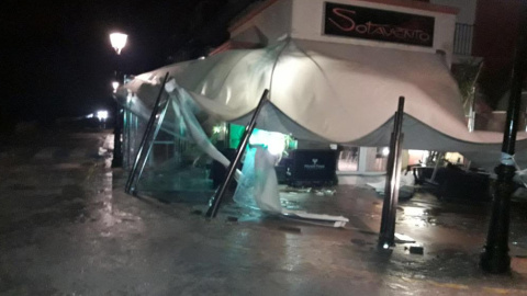 Uno de los locales afectados por el tornado que ha pasado esta noche por Puerto Sherry (Cádiz). Uno de los locales afectados por el tornado que ha pasado esta noche por Puerto Sherry (Cádiz).