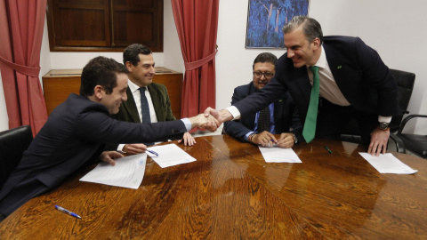 Los secretarios generales del PP, Teodoro García Egea (i), y de Vox, Francisco Javier Ortega Smith (d), estrechan las manos en presencia de los líderes andaluces del PP, Juanma Moreno (2i) y de Vox, Francisco Serrano (2d), durante la reunió