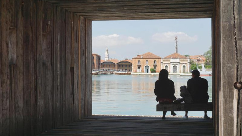 Vista de la instalación 'How to bring the architecture where missing', del estudio de arquitectura chileno GrupoTalca, durante el pase para la prensa de la XV edición de la Bienal de Arquitectura de Venecia, en Italia. EFE/Andrea Merola