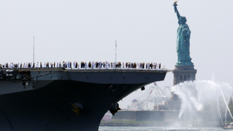 El buque de asalto USS Bataan pasa la Estatua de la Libertad a su llegada al puerto de Nueva York para marcar el comienzo de la Semana de la Flota. REUTERS/Lucas Jackson