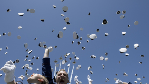 Cadetes durante la ceremonia de graduación en la Academia de las Fuerzas Aéreas de los EEUU en Colorado. Brendan Smialowski / AFP
