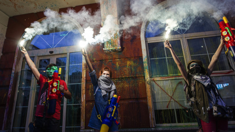 Manifestantes encienden bengalas durante una protesta contra el gobierno en Skopje, Macedonia.  ATANASOVSKI / AFP