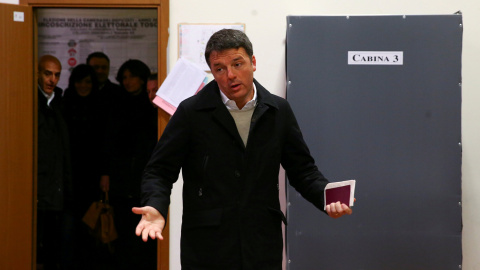 Matteo Renzi tras votar en su colegio electoral, este domingo, en Florencia. /REUTERS Matteo Renzi tras votar en su colegio electoral, este domingo, en Florencia. /REUTERS