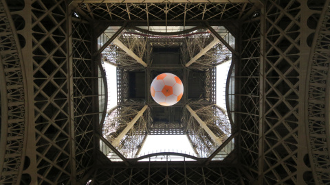 Un balón de fútbol gigante se suspende bajo la Torre Eiffel, con motivo de la clebración de la Eurocopa.REUTERS / Pawel Kopczynski
