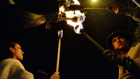 La gente marcha con antorchas para protestar contra las políticas económicas del gobierno y apoyar la huelga de agricultores y transportistas en Bogotá, Colombia. GUILLERMO LEGARIA / AFP