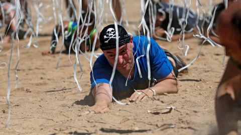 Uno de los participantes de la 'Mud Day Race' durante la carrera. REUTERS/Juan Medina