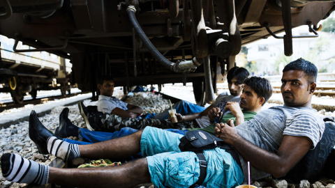 Inmigrantes paquistaníes descansan bajo un vagón en las vías del ferrocarril en la estación de tren en Gevgelija, el 5 de agosto de 2015. Muchos inmigrantes tratan de cruzar Macedonia y Serbia para entrar en la Unión Europea a través de Hun