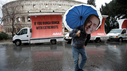 Un activista con una careta de Silvio Berlusconi. - REUTERS Un activista con una careta de Silvio Berlusconi. - REUTERS