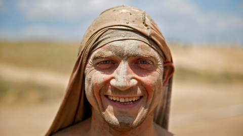 Uno de los participantes de la 'Mud Day Race', la carrera de obstáculos que ha tenido lugar en la base militar de El Goloso, a las afueras de Madrid. REUTERS/Juan Medina