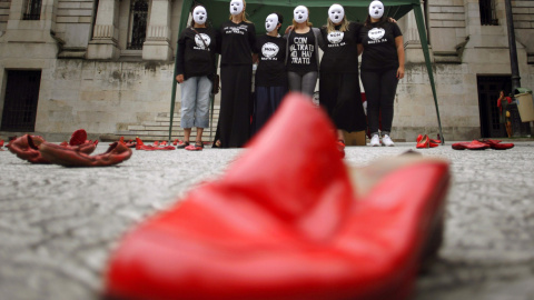 La asociación Ve-la Luz, que lucha contra la violencia machista, llevó hoy su campaña Zapatos Rojos contra esta lacra al TSXG tras el suceso que acabó con la vida de dos hermanas menores de edad, presuntamente víctimas de un crimen pergeñad