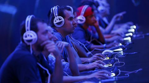 Varios jugadores del "StarCraft II", desarrollado por Blizzard Entertainment en la feria Gamescom 2015 en Colonia, Alemania, 05 de agosto de 2015. La convención de Gamescom, una de las más grandes de videojuegos en Europa, se celebrará desd