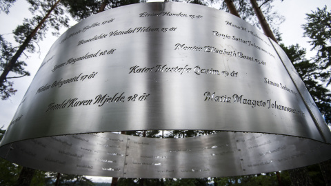 En el monumento se leen los nombres de los jóvenes asesinados en 2011 por Anders Behring Breivik en la isla Utoya a unos 40 km al oeste de Oslo, el 5 de agosto de 2015. Cuatro años después de la masacre se reabre el campamento de juventudes
