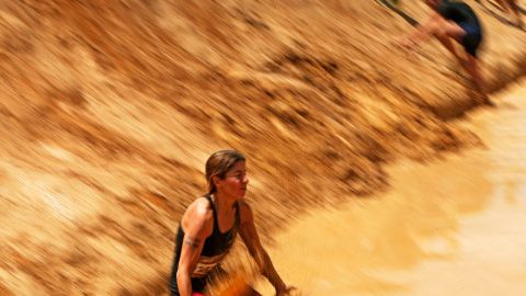 Una de las participantes de la 'Mud Day Race', la carrera de obstáculos que ha tenido lugar en la base militar de El Goloso, a las afueras de Madrid. REUTERS/Juan Medina