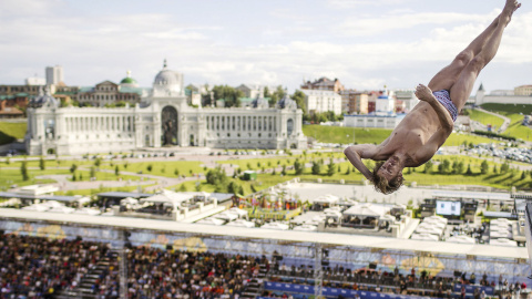 Gary Hunt, de Gran Bretaña en la competición masculina en el Campeonato Mundial de Natación en Kazán, Rusia, 5 de agosto de 2015. El Ministerio de Agricultura y Alimentación de la República de Tatarstán en el fondo de la foto . REUTERS / Ha
