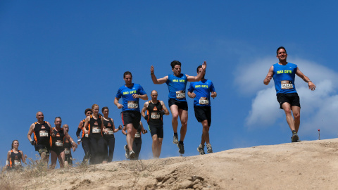 Participantes de la 'Mud Day Race' durante la prueba. REUTERS/Juan Medina