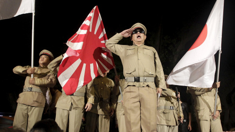 Activistas pro-China vestidos de soldados japoneses de la Segunda Guerra Mundial durante una protesta en contra de los estudiantes que ocupan la entrada del Ministerio de Educación en Taipei, Taiwán, 05 de agosto 2015 .