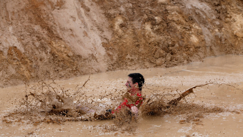 ¡Al barro pato! Uno de los participantes de la 'Mud Day Race' cae en el barro. REUTERS/Juan Medina