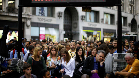 Viajeros intentan entrar en el metro de Oxford Circus un poco antes de que empiece una huelga de 24 horas en Londres, Reino Unido, 5 de agosto de 2015. REUTERS/Darren Staples