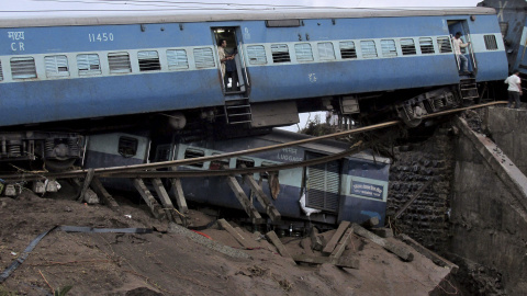 Miembros de los servicios de rescate trabajan en el lugar del accidente de dos trenes cerca de la localidad de Harda, en el estado de Madhya Pradesh, en el centro de la India, hoy, 5 de agosto de 2015. Al menos 27 personas murieron y otras 