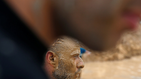 Uno de los participantes de la 'Mud Day Race' durante la carrera. REUTERS/Juan Medina