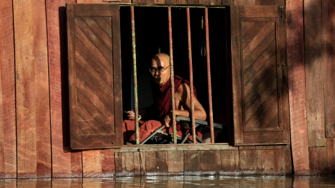 Un monje budista birmano permanece sentado en el interior de un monasterio inundado en Nyaung Don, birmania, hoy, 5 de agosto de 2015. El Gobierno de Birmania solicitó ayer ayuda internacional para asistir a los más de 210.000 damnificados 