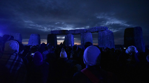 Una multitud disfruta del amanecer en el día más largo del año en Stonehenge, Reino Unido. EFE/Neil Munns