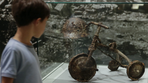 Un niño observa un triciclo y un casco expuestos en el Museo de la Paz en el Parque de la Paz de Hiroshima, al oeste de Japón. El triciclo perteneció al joven Shinichi Tetsuya, que montaba en él cuando la bomba cayó. EFE/Kimimasa Mayama Un niño observa un triciclo y un casco expuestos en el Museo de la Paz en el Parque de la Paz de Hiroshima, al oeste de Japón. El triciclo perteneció al joven Shinichi Tetsuya, que montaba en él cuando la bomba cayó. EFE/Kimimasa Mayama