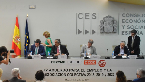 Patronal y sindicatos firman el IV Acuerdo para el Empleo y la Negociación Colectiva (AENC) 2018-2020. EFE Patronal y sindicatos firman el IV Acuerdo para el Empleo y la Negociación Colectiva (AENC) 2018-2020. EFE