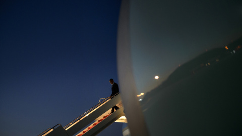 El presidente estadounidense Barack Obama se baja del Air Force One en Maryland a su regreso de Ottawa, Canadá. Brendan Smialowski / AFP