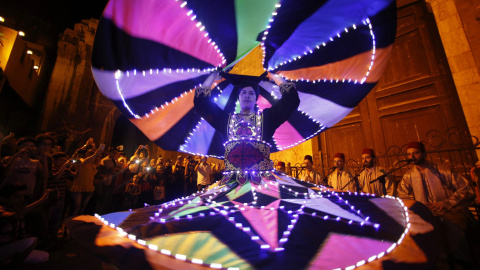 Un joven Derviche sirio baila como parte de los eventos tradicionales organizados por el Ministerio de Turismo de Siria bajo el nombre 'Música y Derviches' en la antigua ciudad de Damasco. EFE/YOUSSEF BADAWI