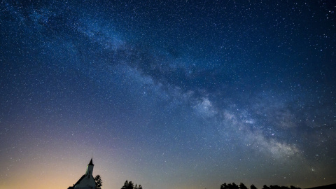 Vista de la Vía Láctea tomada desde la localidad de Gemersky Jablonec, fronteriza con Hungría, en el sur de Eslovaquia. EFE/Peter Komka